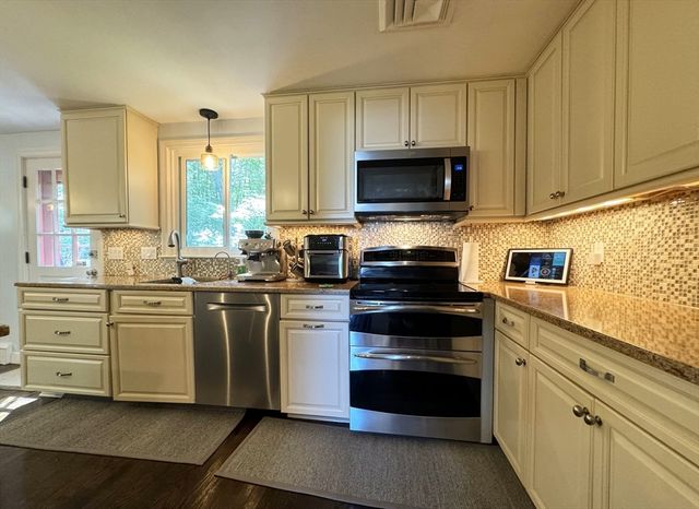 10 Meadowview Rd, Wayland, MA 01778