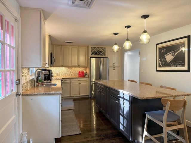 10 Meadowview Rd, Wayland, MA 01778