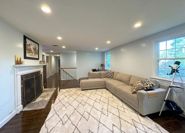 10 Meadowview Rd, Wayland, MA 01778