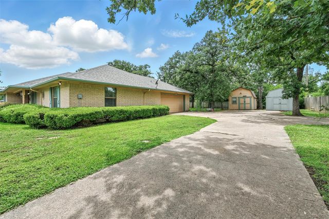 104 Timber Ridge Circle, Burleson, TX 76028