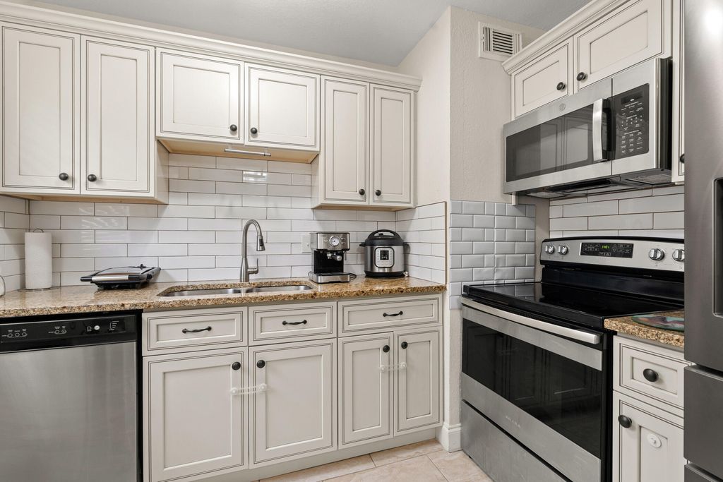 2804 Avenue J, Fort Pierce, FL 34947