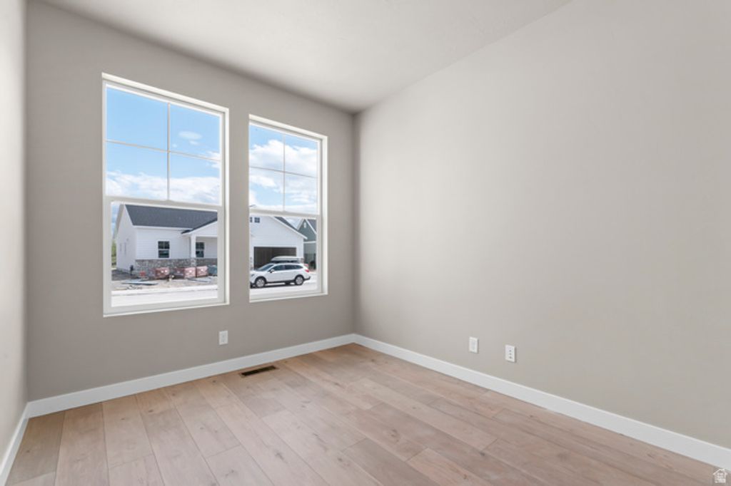 Image 6 of property listing at 590 W JUNEGRASS LN, Stansbury Park, UT 84074