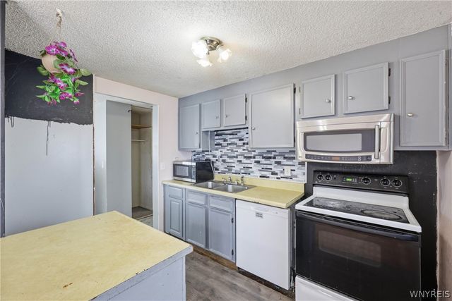 6954 Academy Lane, Lockport Town, NY 14094