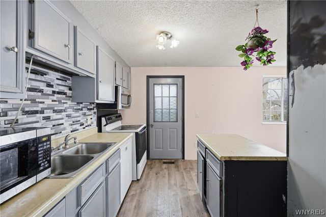 6954 Academy Lane, Lockport Town, NY 14094