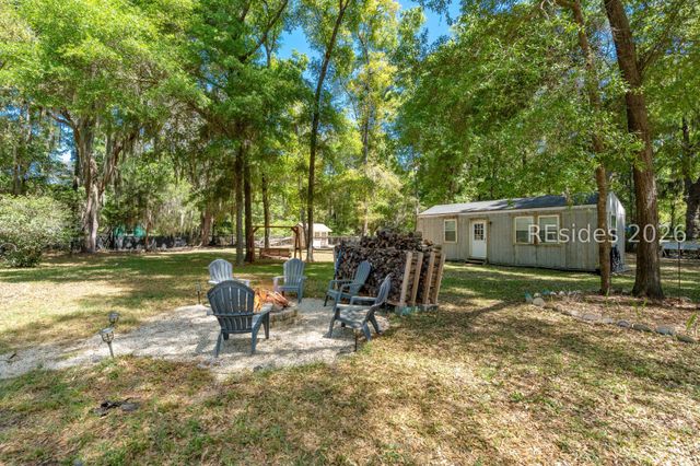 32 W Cedar Rd, St Helena Island, SC 29920