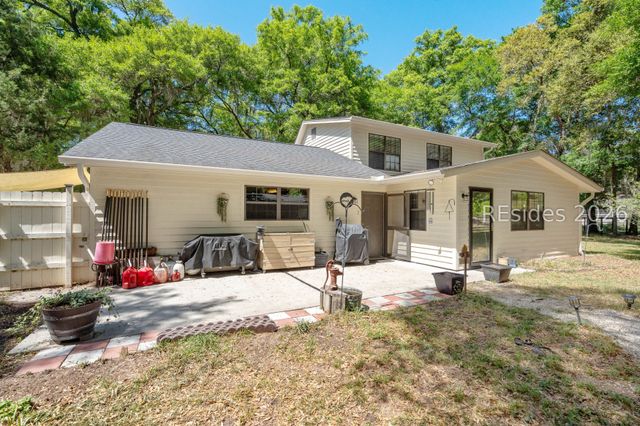 32 W Cedar Rd, St Helena Island, SC 29920