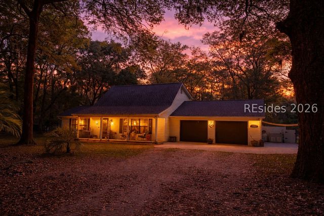 32 W Cedar Rd, St Helena Island, SC 29920