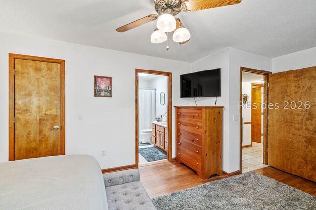 32 W Cedar Rd, St Helena Island, SC 29920