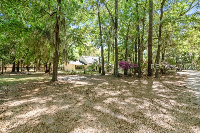 32 W Cedar Rd, St Helena Island, SC 29920
