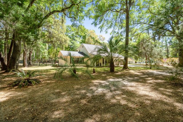 32 W Cedar Rd, St Helena Island, SC 29920