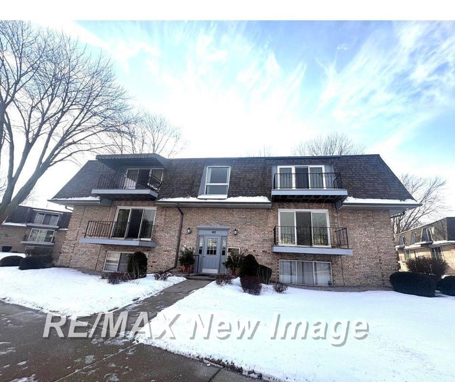 102 Provincial Court 40, Saginaw, MI 48638