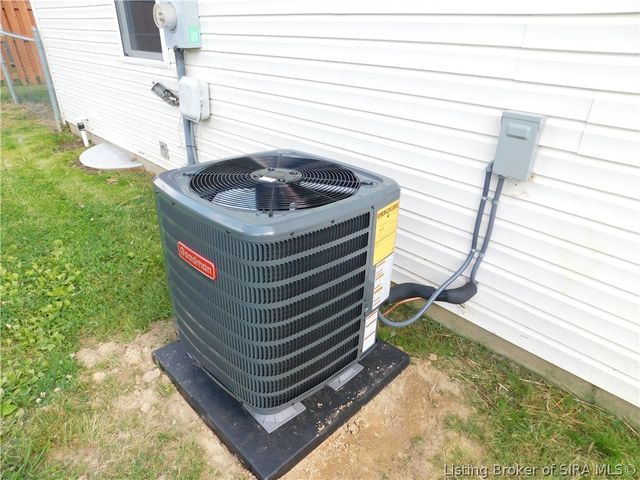1828 Fall Run Court, New Albany, IN 47150