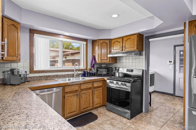 36221 Pickwick Court, Sterling Heights, MI 48310