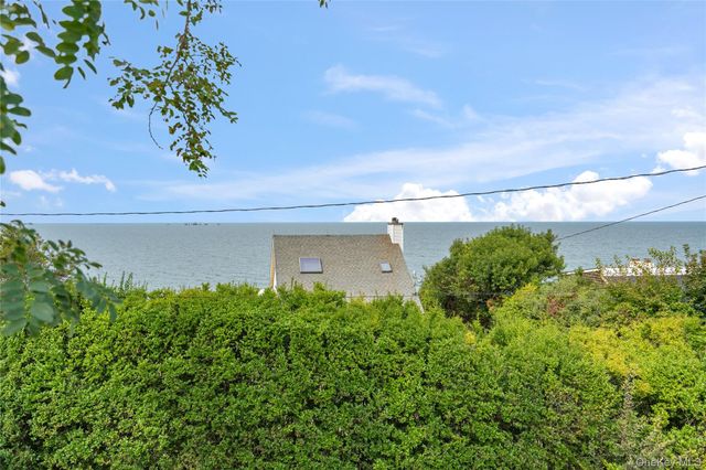 31 W Fairview Avenue, Jamesport, NY 11901