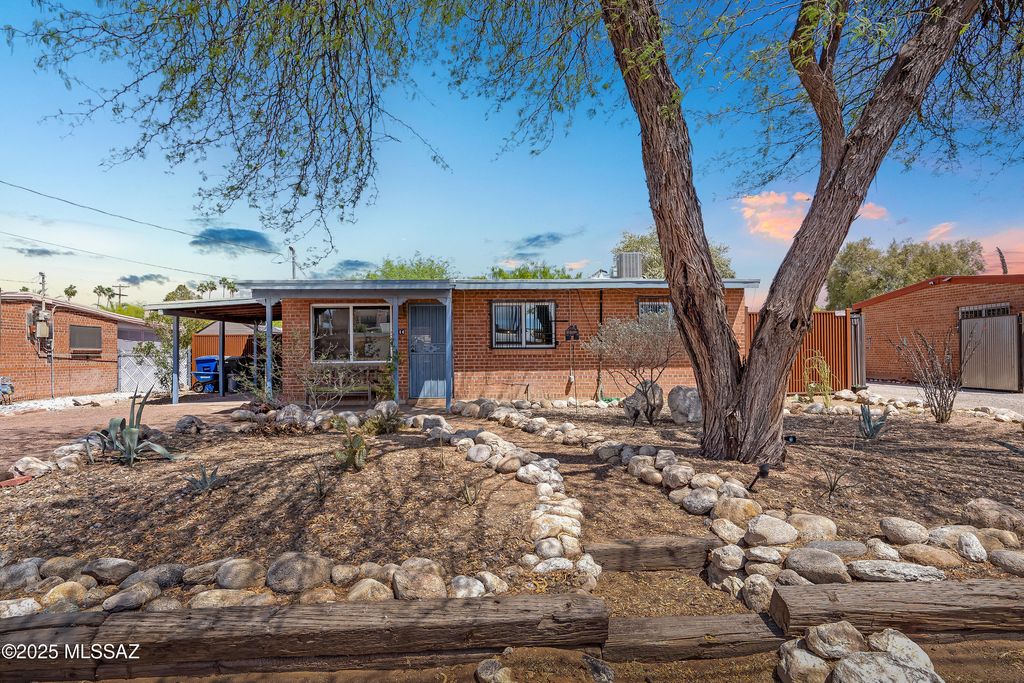 814 N Dodge Boulevard, Tucson, AZ 85716