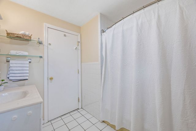 118-120 Edinboro St 118, Newton, MA 02460