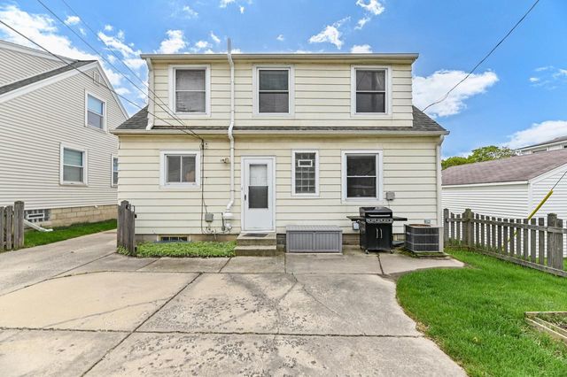 7926 W Wright STREET, Wauwatosa, WI 53213