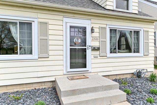 7926 W Wright STREET, Wauwatosa, WI 53213