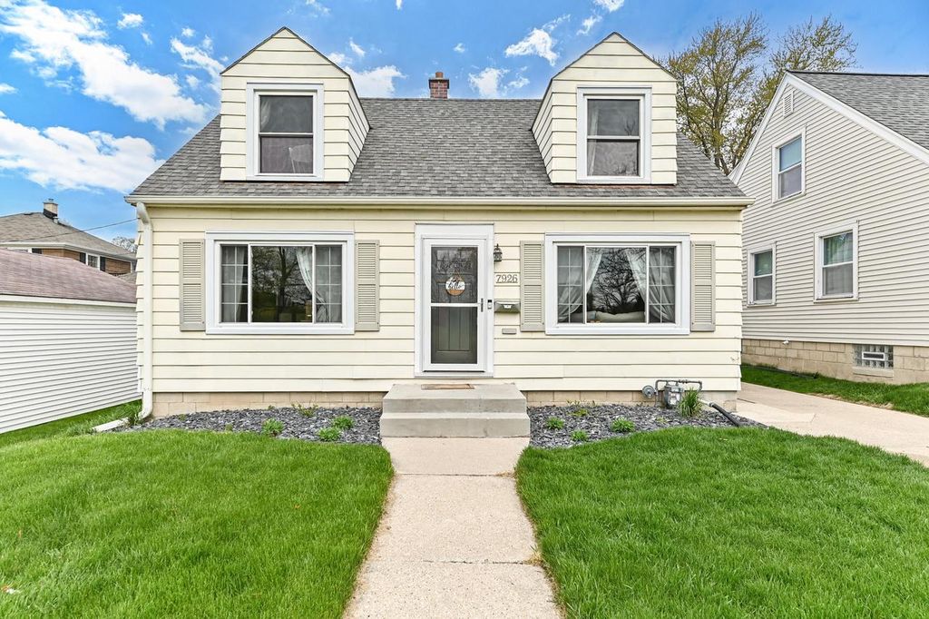 7926 W Wright STREET, Wauwatosa, WI 53213