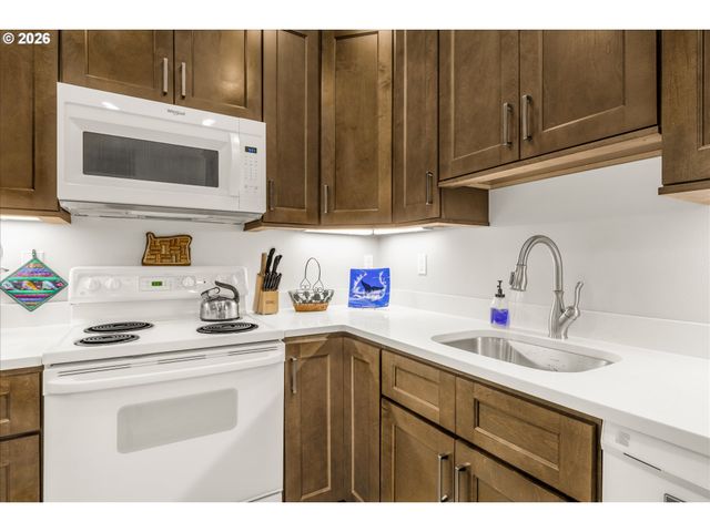 21872 Ne HEARTWOOD Cir, Fairview, OR 97024