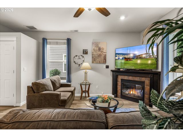 21872 Ne HEARTWOOD Cir, Fairview, OR 97024
