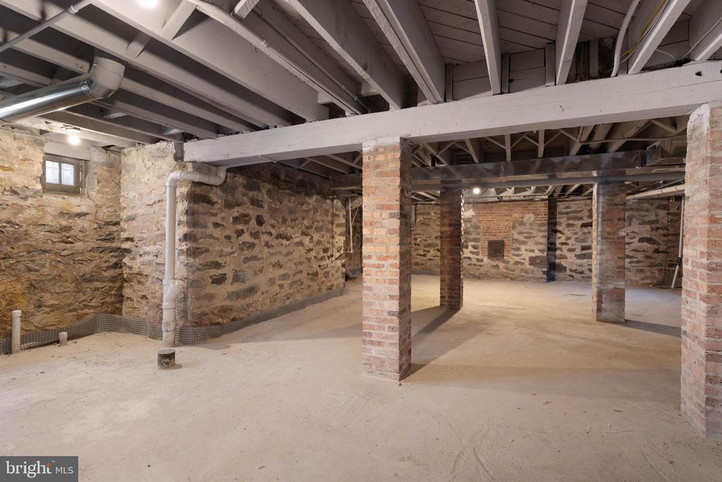 Image 19 of property listing at 3808 FENCHURCH RD, Baltimore, MD 21218