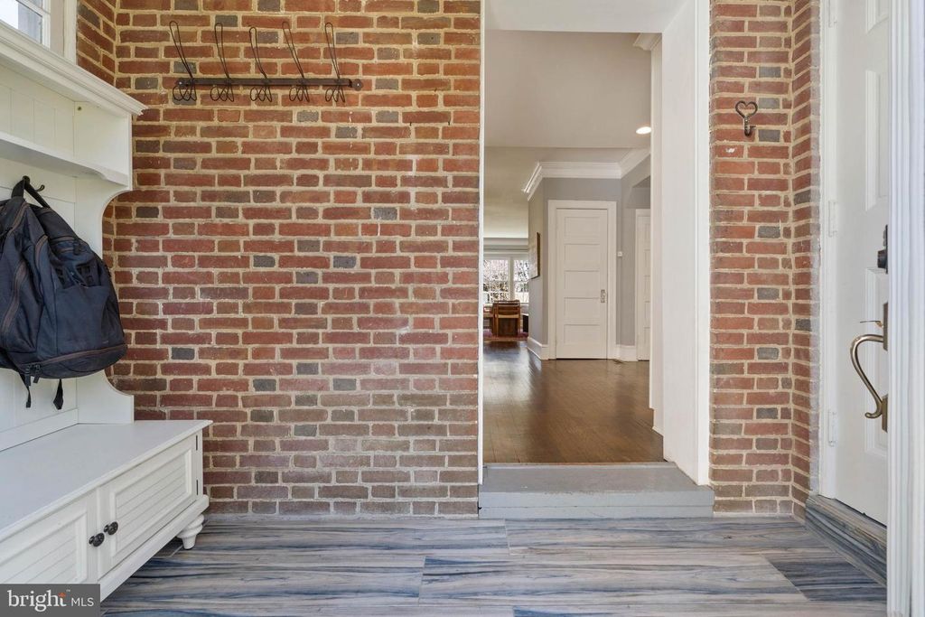 Image 5 of property listing at 3808 FENCHURCH RD, Baltimore, MD 21218