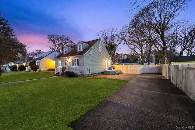 39 Andrews Avenue, Wheatley Heights, NY 11798