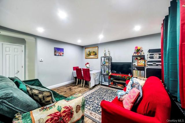 39 Andrews Avenue, Wheatley Heights, NY 11798