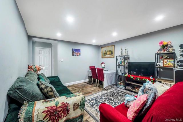 39 Andrews Avenue, Wheatley Heights, NY 11798