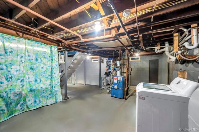 39 Andrews Avenue, Wheatley Heights, NY 11798