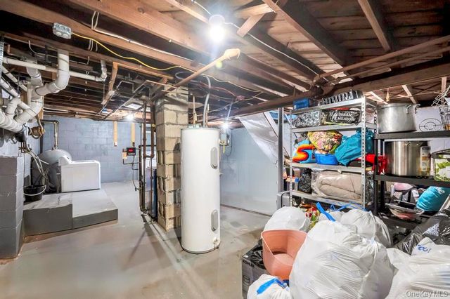 39 Andrews Avenue, Wheatley Heights, NY 11798