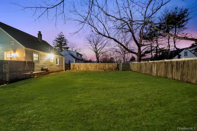 39 Andrews Avenue, Wheatley Heights, NY 11798