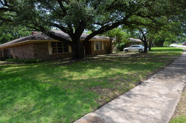 1705 W Shields Drive, Sherman, TX 75092