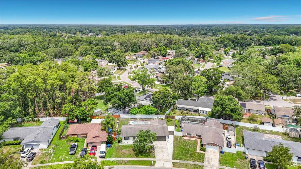 Image 2 of property listing at 4321 FOXGLEN LANE, Tampa, FL 33624