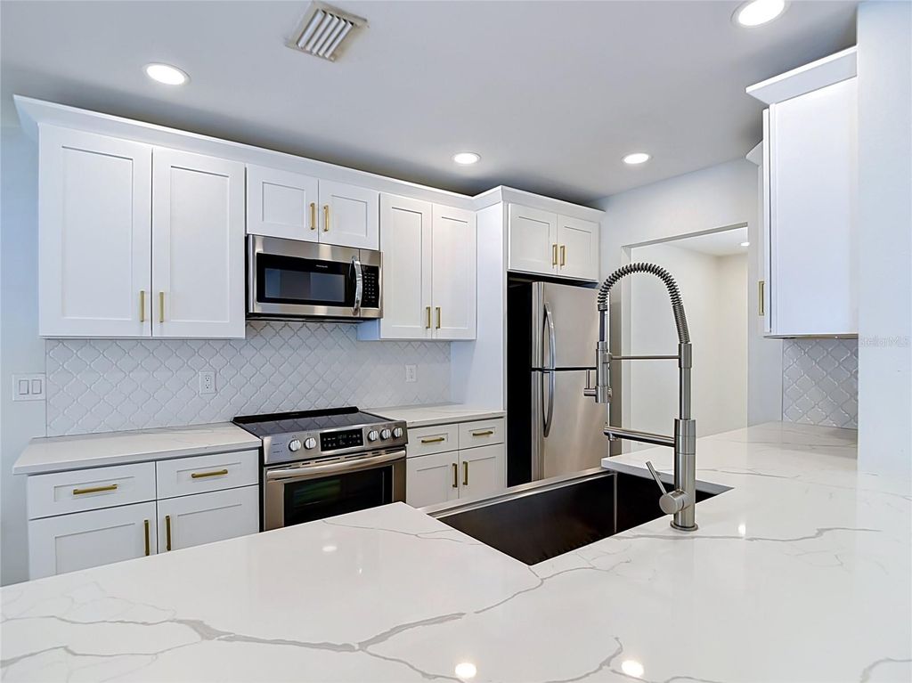 Image 27 of property listing at 4321 FOXGLEN LANE, Tampa, FL 33624