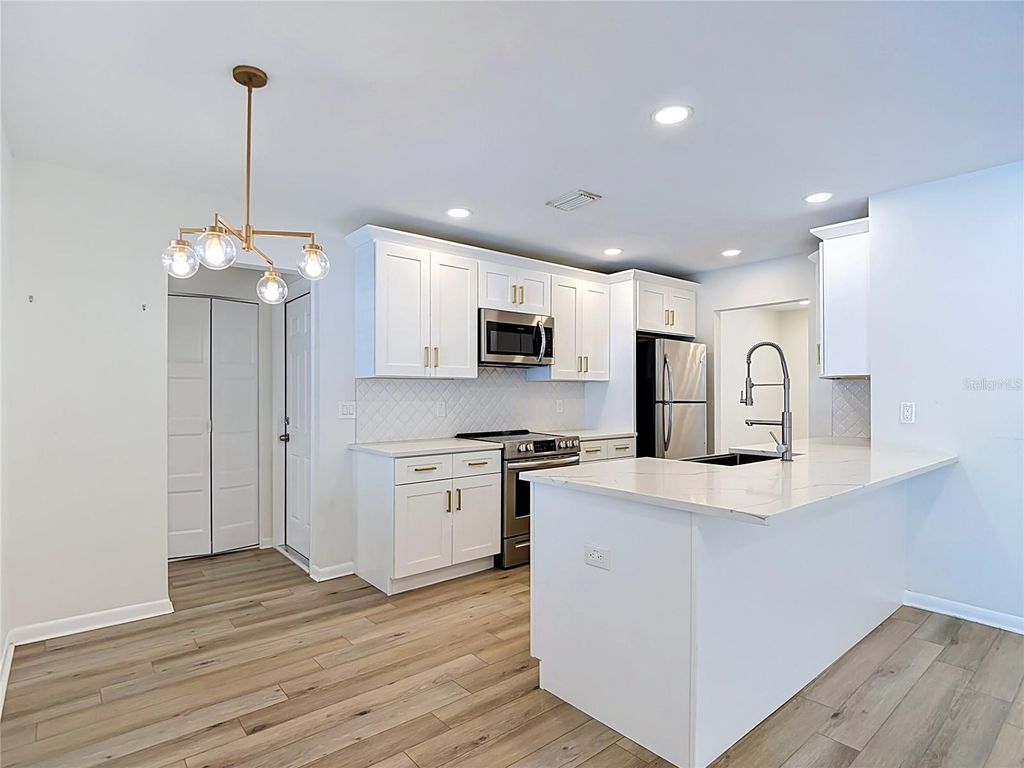 Image 28 of property listing at 4321 FOXGLEN LANE, Tampa, FL 33624