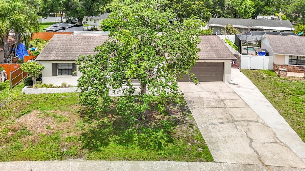 Image 4 of property listing at 4321 FOXGLEN LANE, Tampa, FL 33624