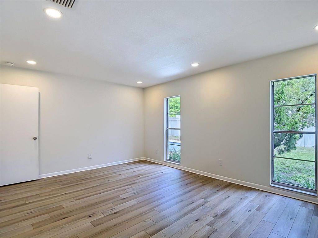 Image 34 of property listing at 4321 FOXGLEN LANE, Tampa, FL 33624