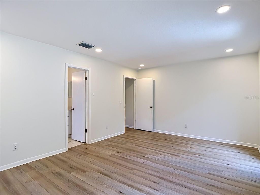 Image 35 of property listing at 4321 FOXGLEN LANE, Tampa, FL 33624