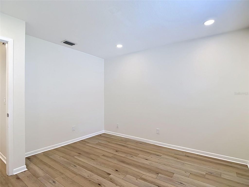 Image 42 of property listing at 4321 FOXGLEN LANE, Tampa, FL 33624