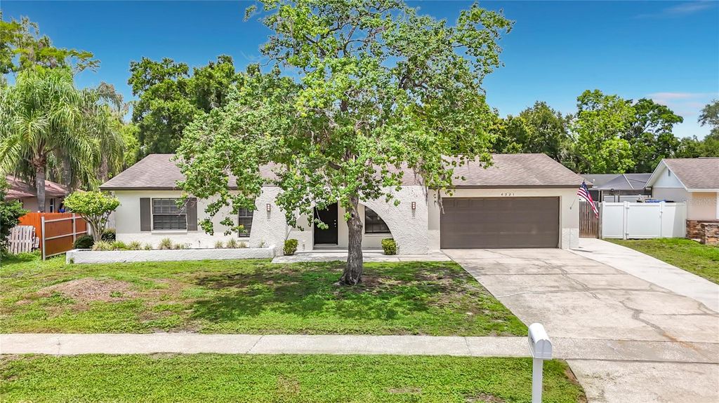 Image 7 of property listing at 4321 FOXGLEN LANE, Tampa, FL 33624