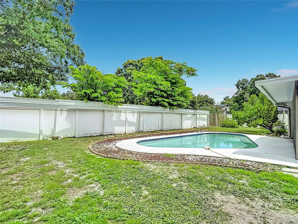 Image 63 of property listing at 4321 FOXGLEN LANE, Tampa, FL 33624