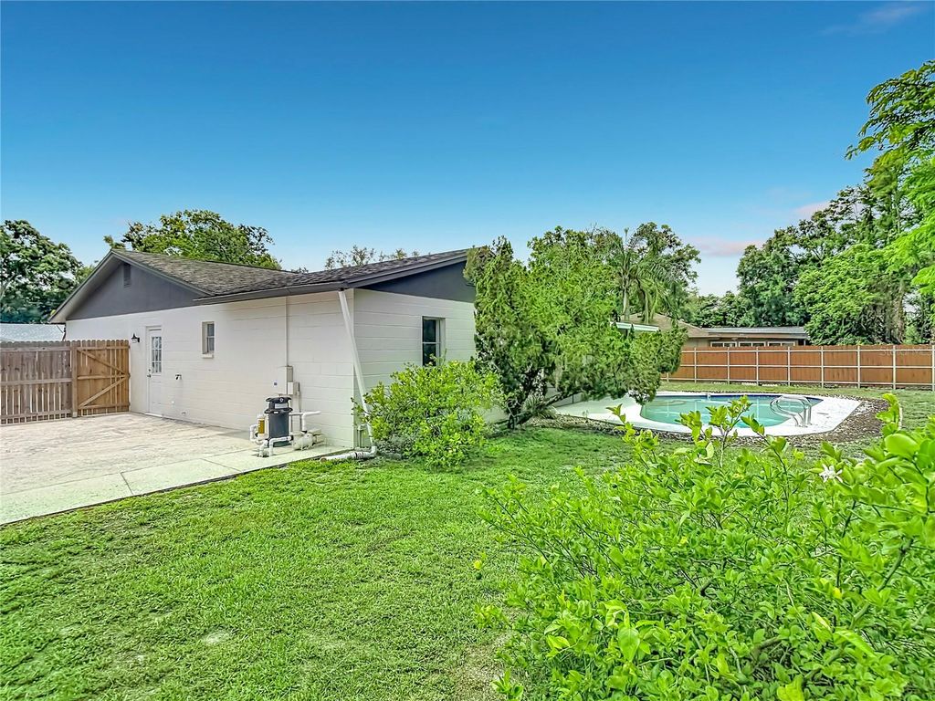Image 65 of property listing at 4321 FOXGLEN LANE, Tampa, FL 33624