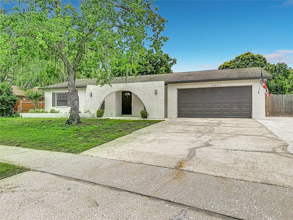 Image 9 of property listing at 4321 FOXGLEN LANE, Tampa, FL 33624