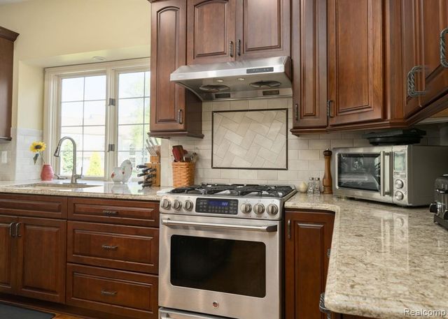 1708 Devonwood Drive, Rochester Hills, MI 48306