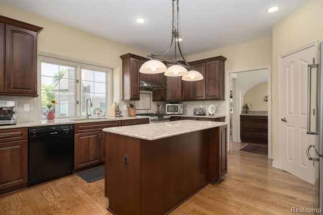 1708 Devonwood Drive, Rochester Hills, MI 48306