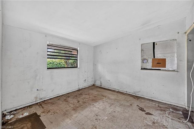 1223 Embassy LN, Naples, FL 34104