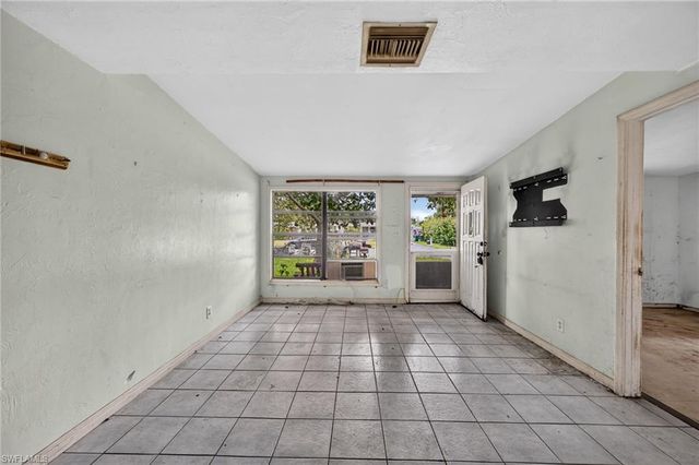 1223 Embassy LN, Naples, FL 34104