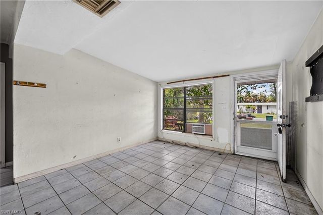 1223 Embassy LN, Naples, FL 34104